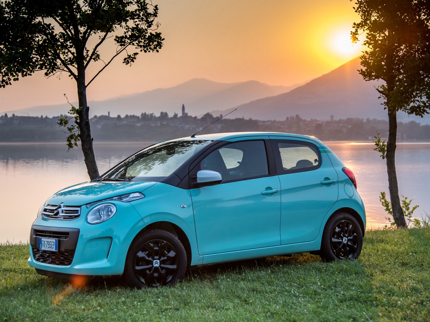 Голубой автомобиль Citroen  C1 Pacific Edition на рассвете, 2017