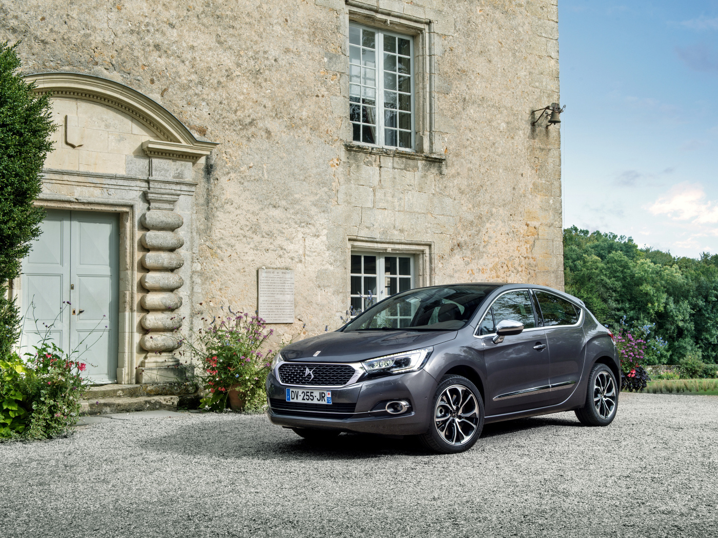 Серебристый автомобиль Citroen DS4 у дома 