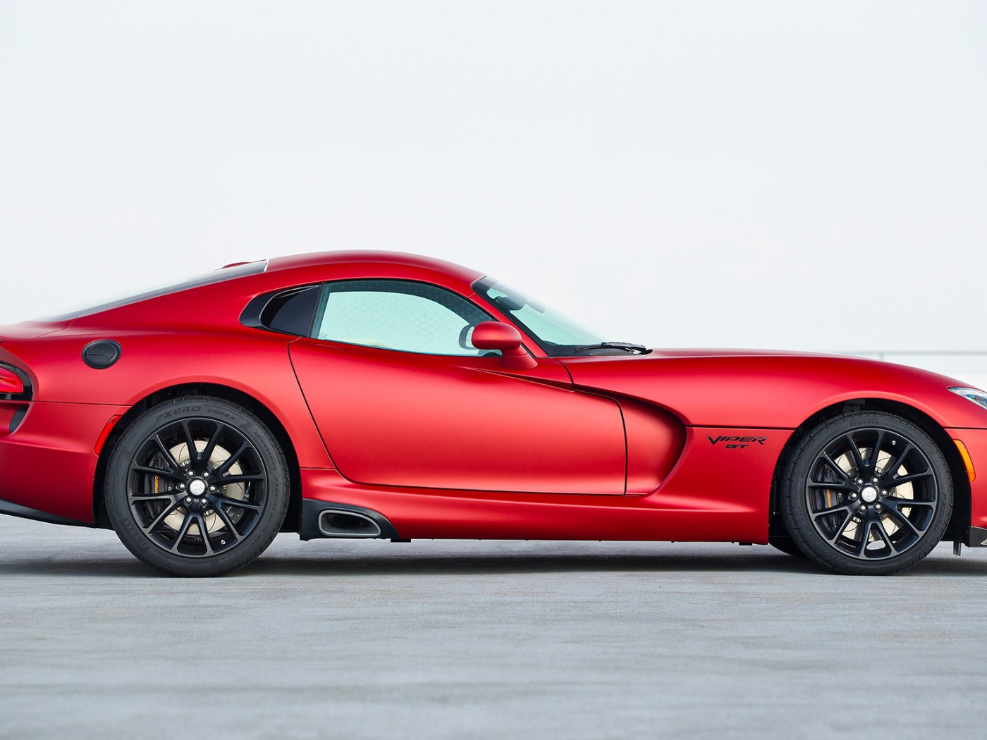 Красный спортивный автомобиль Dodge SRT Viper 