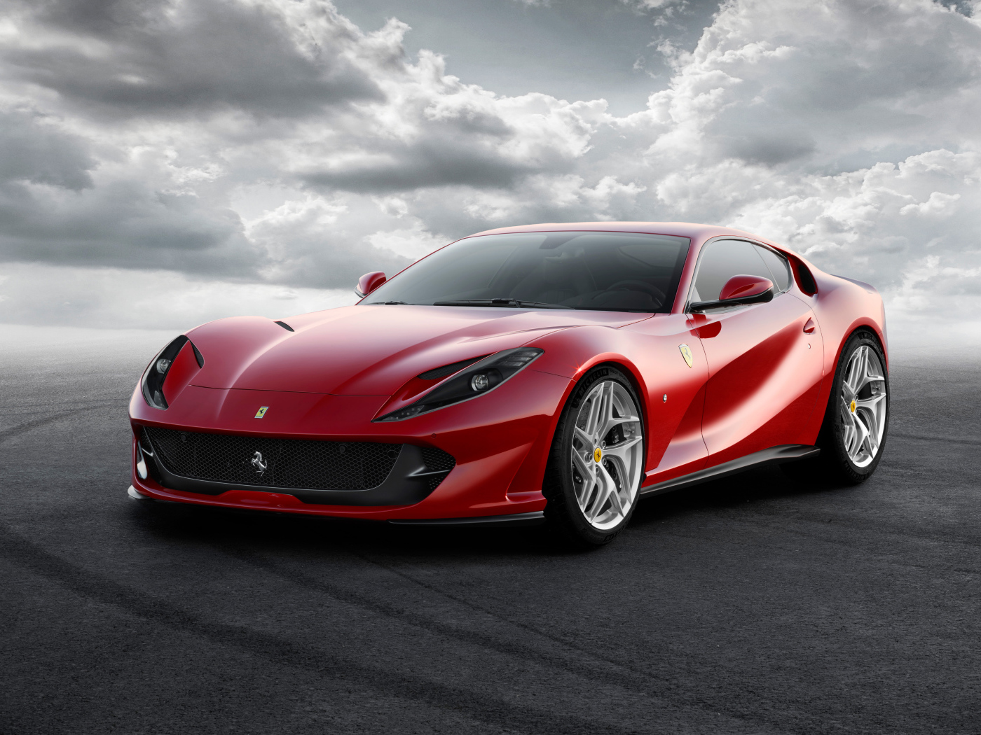 Красивый красный автомобиль  Ferrari 812 Superfast, 2017 