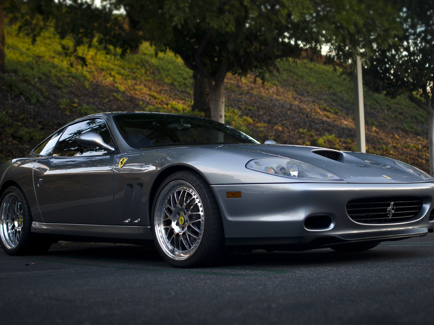 Серебристый автомобиль Ferrari 575M Maranello 