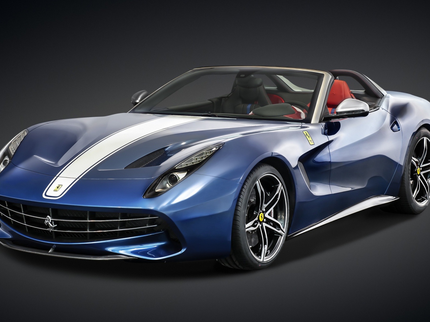 Стильный синий спортивный автомобиль Ferrari F60 America