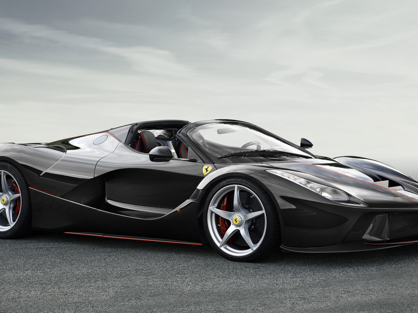 Черный спортивный автомобиль Ferrari LaFerrari Aperta