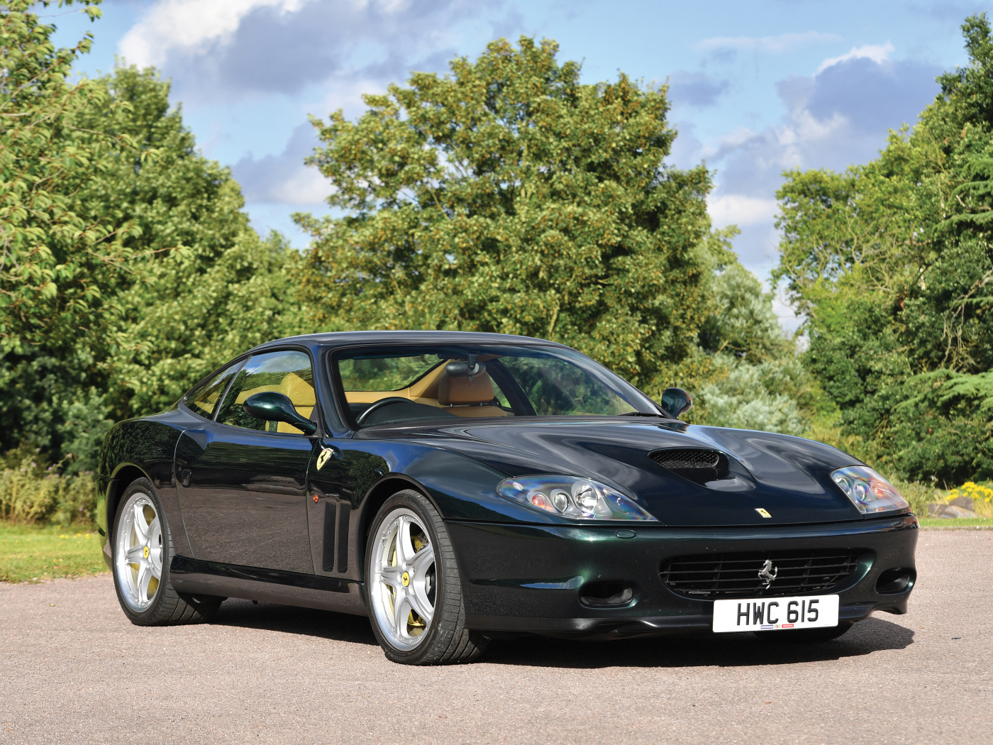 Быстрый черный автомобиль Ferrari 575M Maranello 