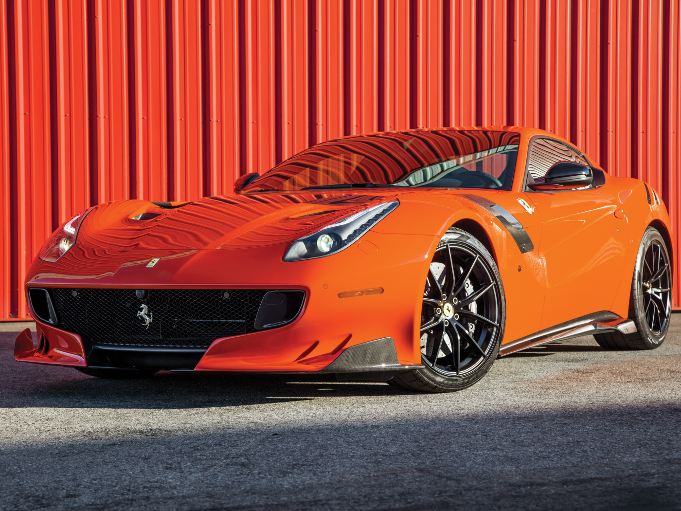 Оранжевый спортивный автомобиль Ferrari F12tdf, 2017