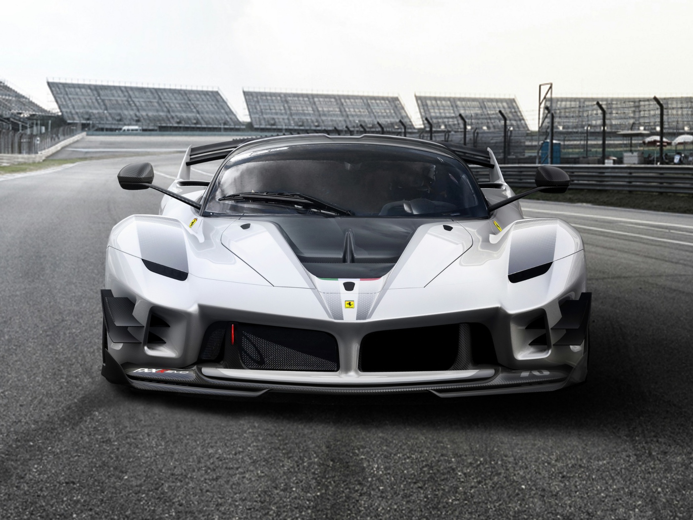 Гоночный автомобиль  Ferrari FXX-K Evo, 2018 на трассе