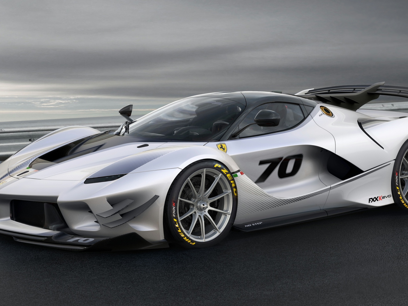 Спортивный автомобиль  Ferrari FXX-K Evo, 2018 вид сбоку