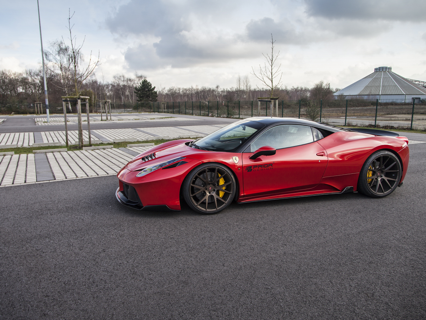 Красный спортивный автомобиль Ferrari 458 Italia Prior-Design PD458 