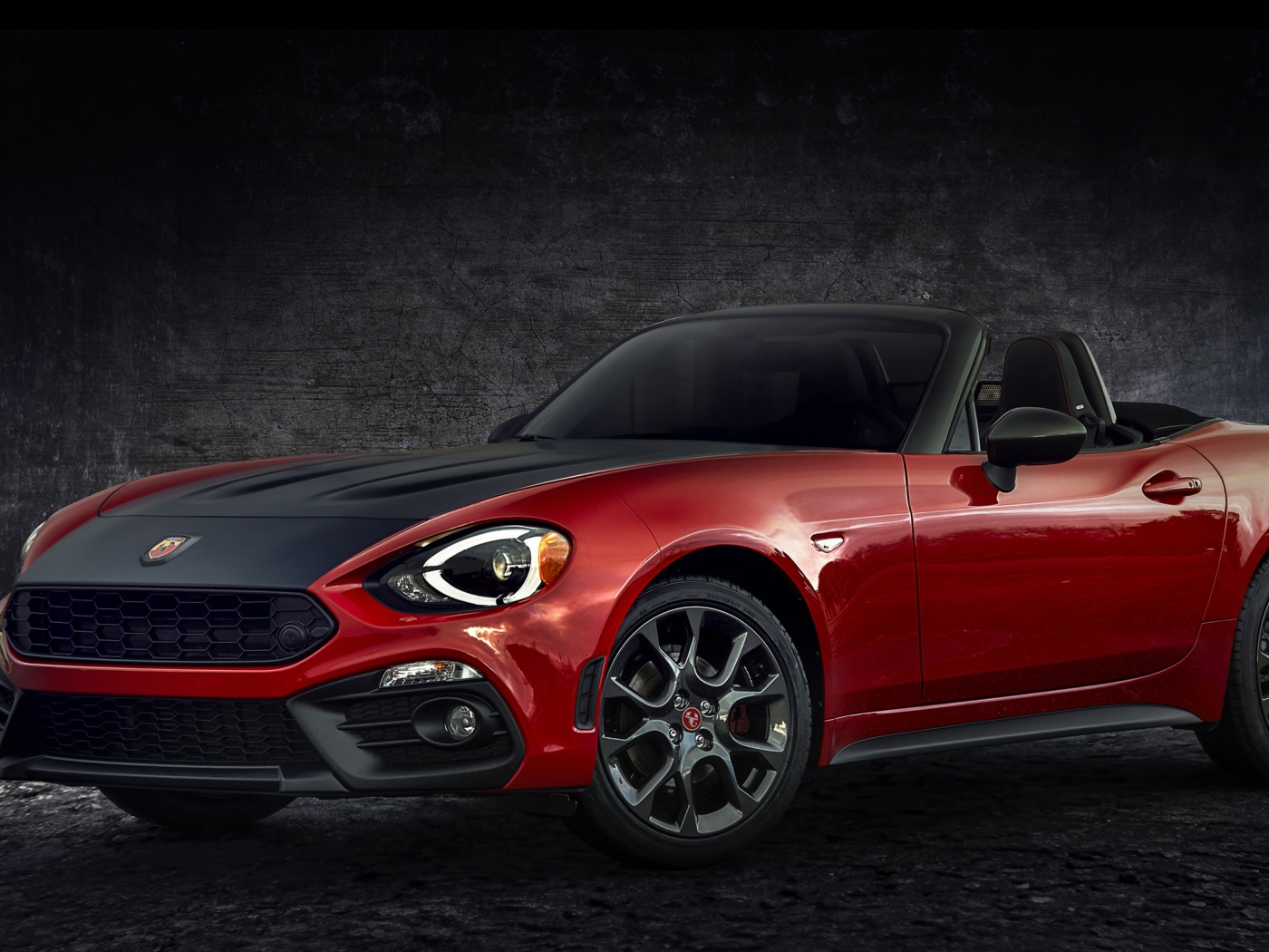 Красный кабриолет Fiat 124 Spider Abarth, 2017