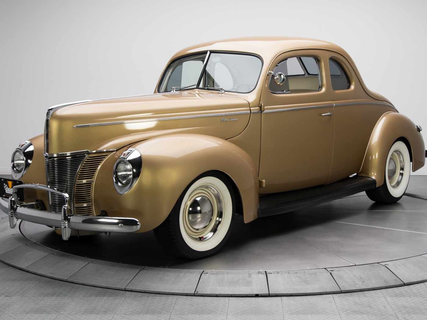 Коричневый ретро автомобиль Ford V8 Deluxe Coupe 1940