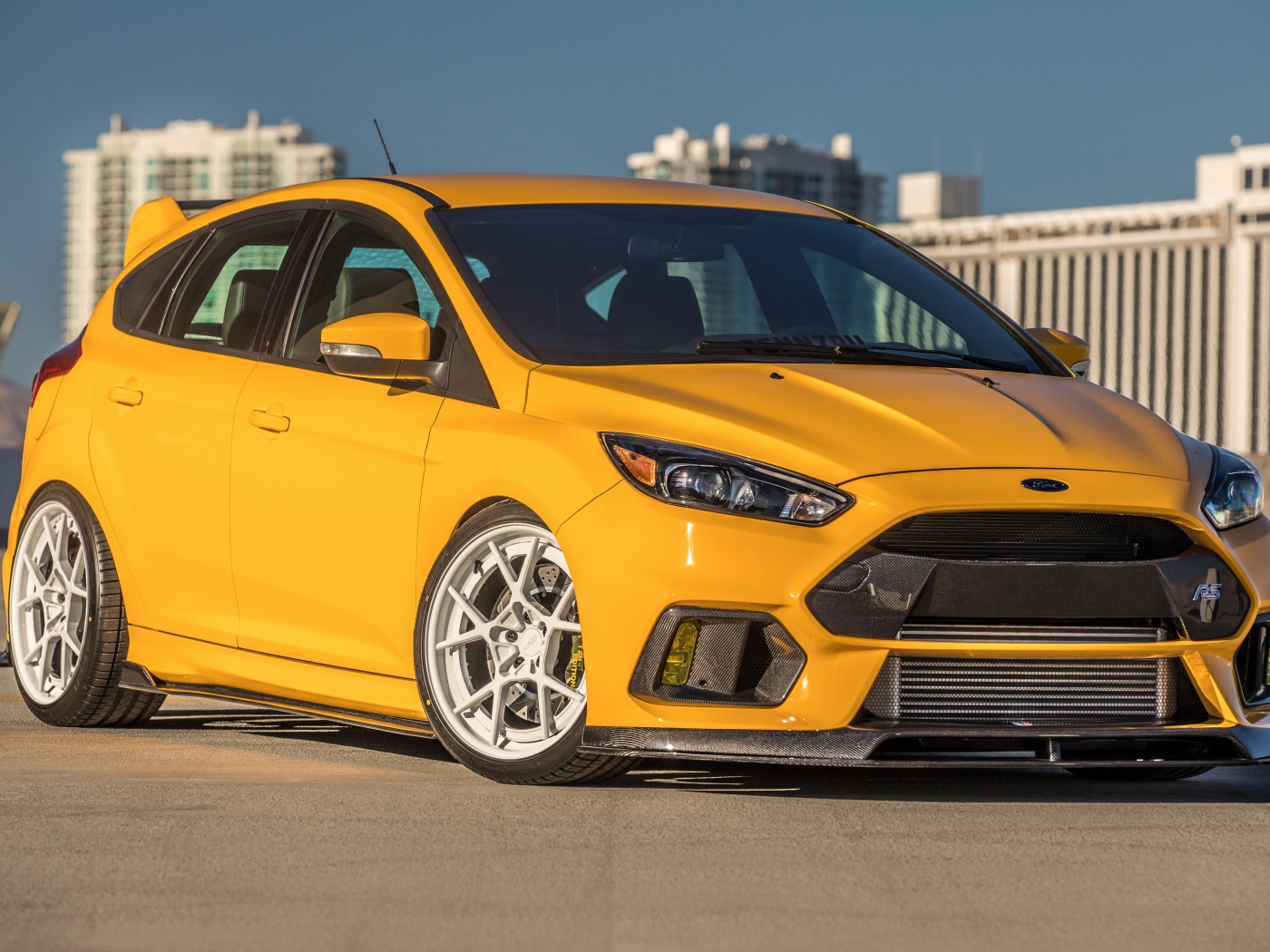 Оранжевый автомобиль Ford Focus RS