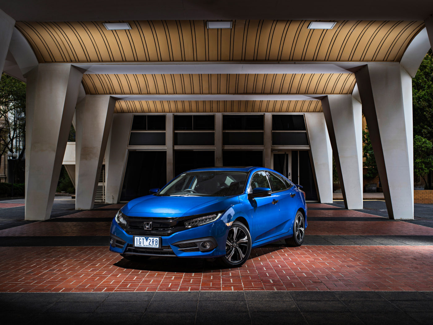 Синий спортивный автомобиль Honda Civic Type R