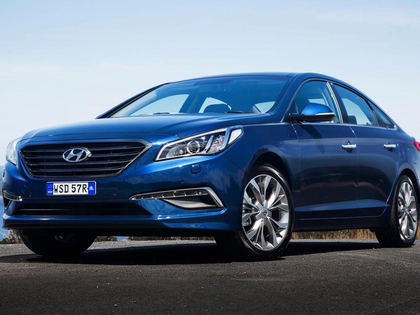 Синий автомобиль Hyundai Sonata на дороге 