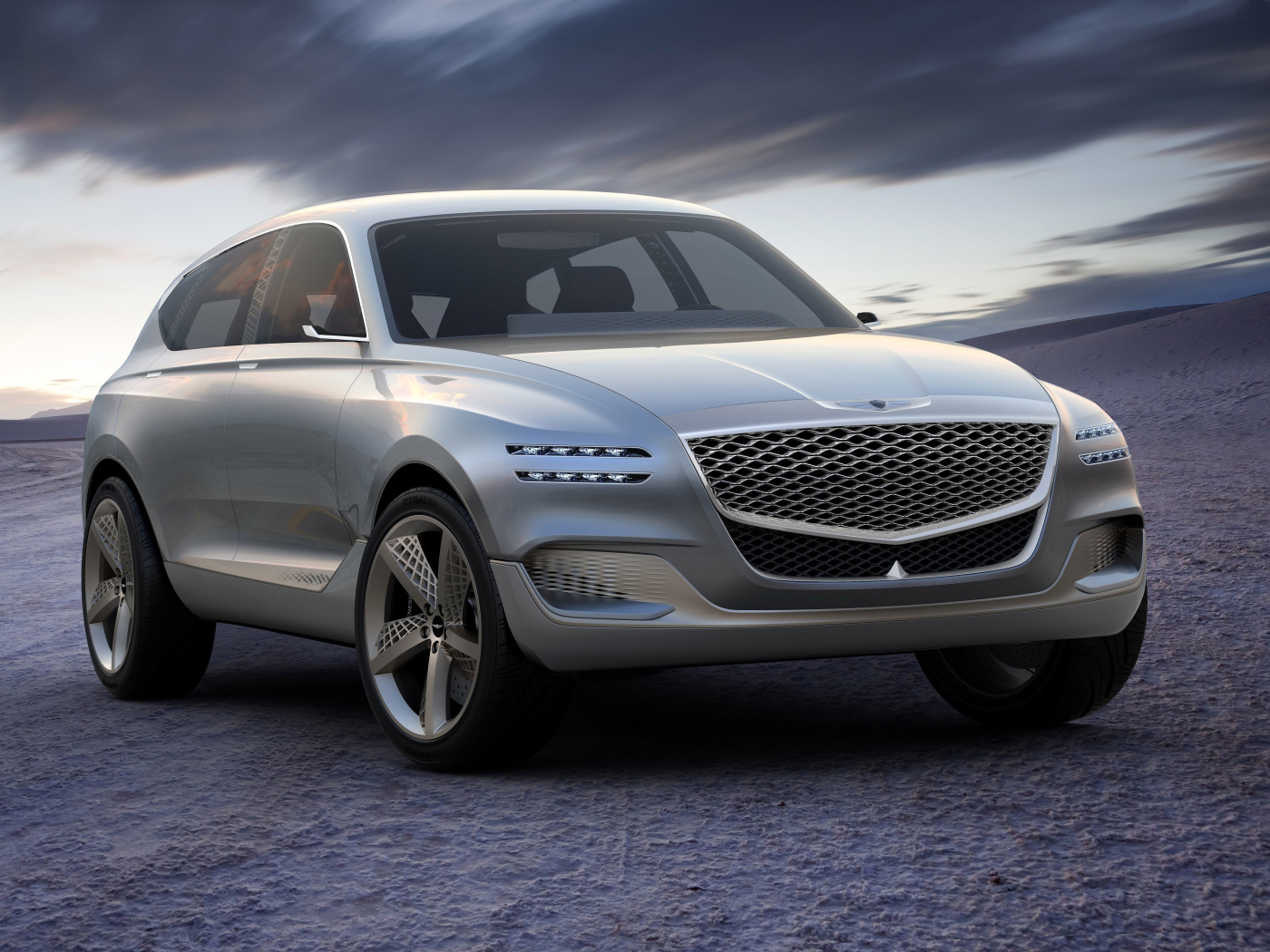 Серебристый автомобиль Hyundai Genesis GV80 