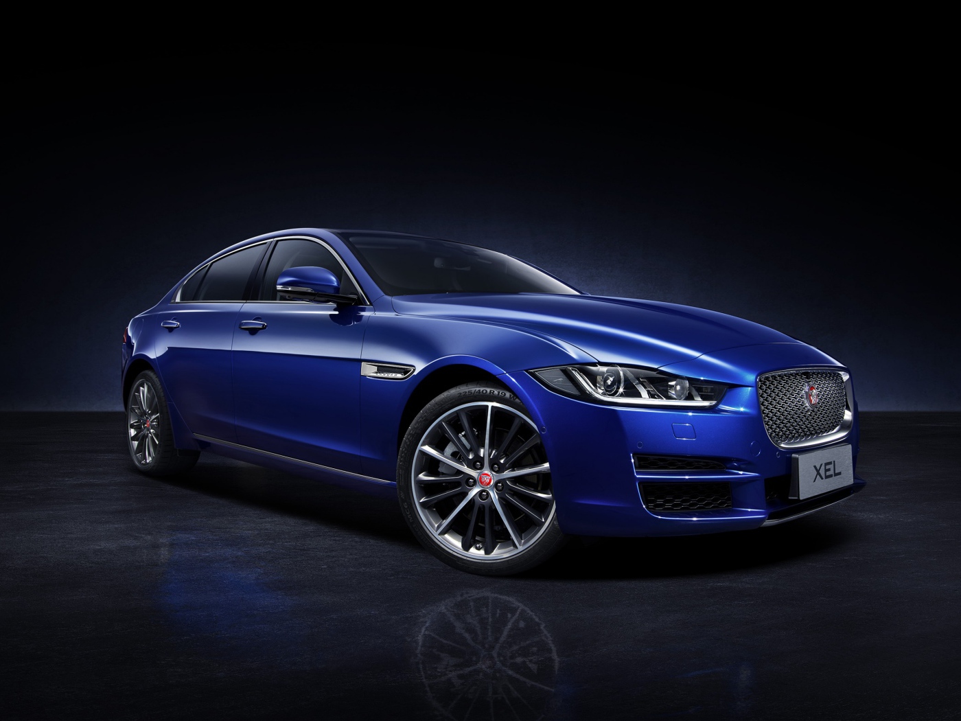 Синий автомобиль Jaguar XEL, 2018 вид сбоку