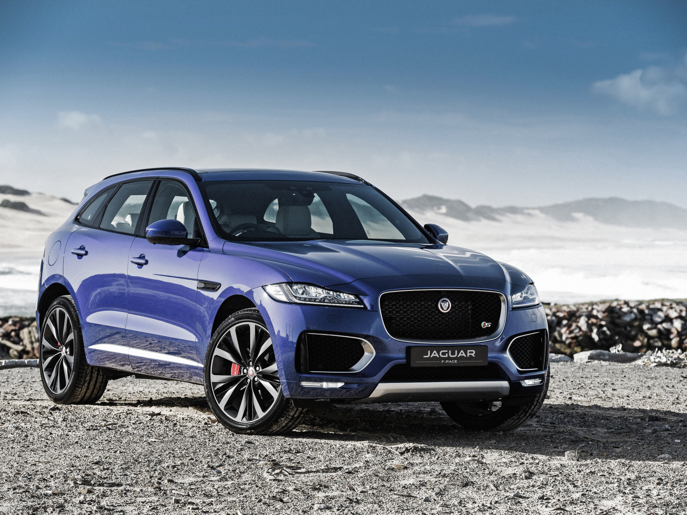 Спортивный кроссовер  Jaguar F-PACE, 2017 синего цвета 