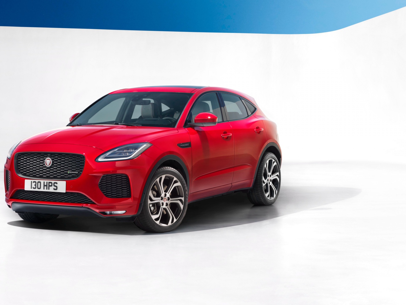 Стильный красный автомобиль  Jaguar E-Pace, 2018