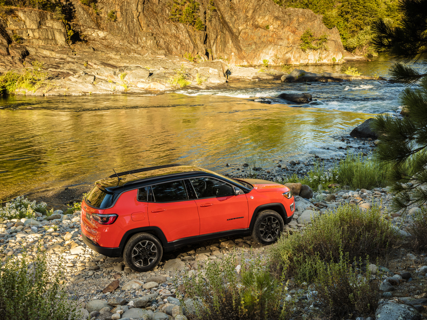 Красный Jeep Compass Trailhawk, 2017  на берегу 