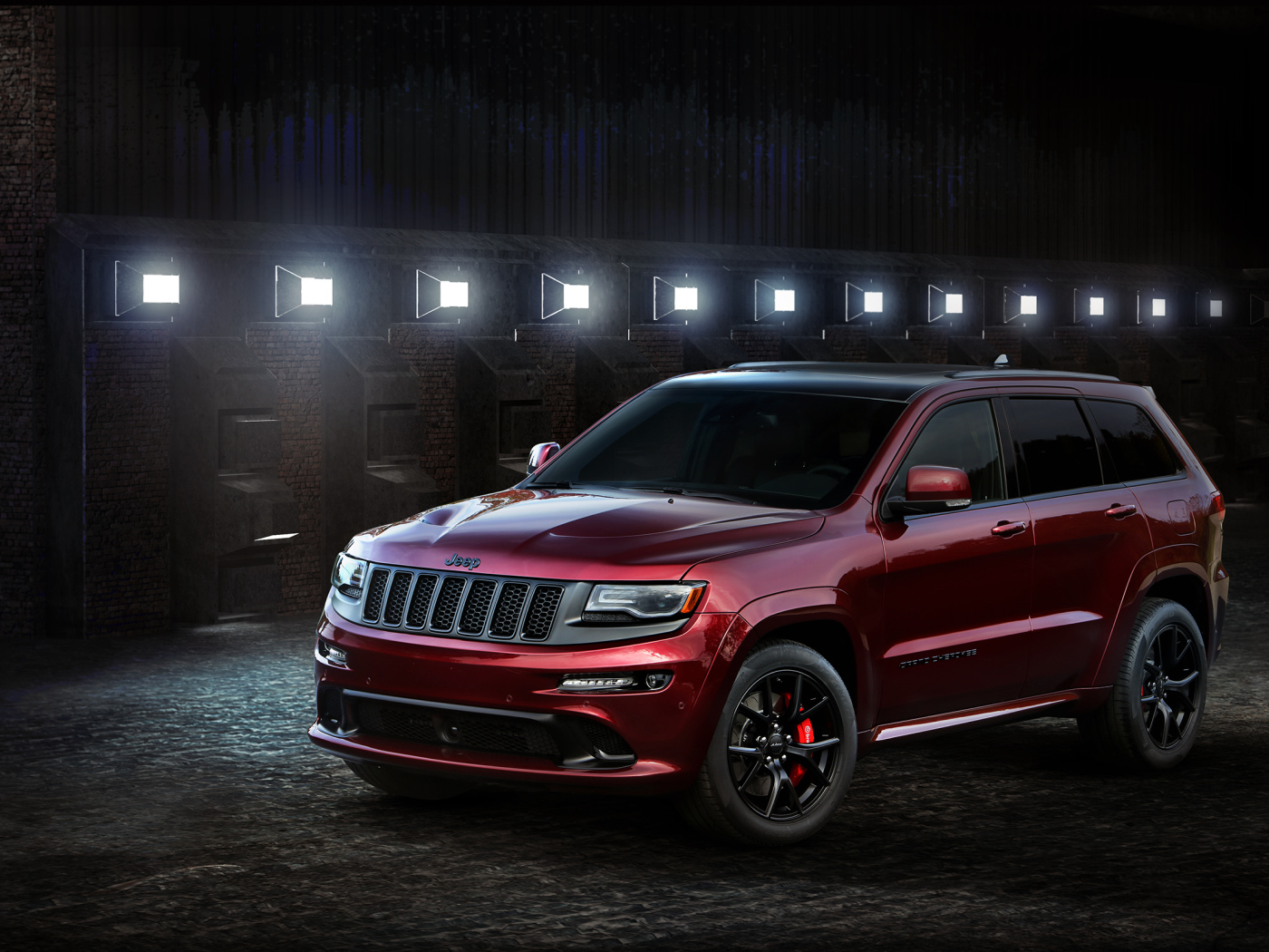 Красный автомобиль Jeep Grand Cherokee