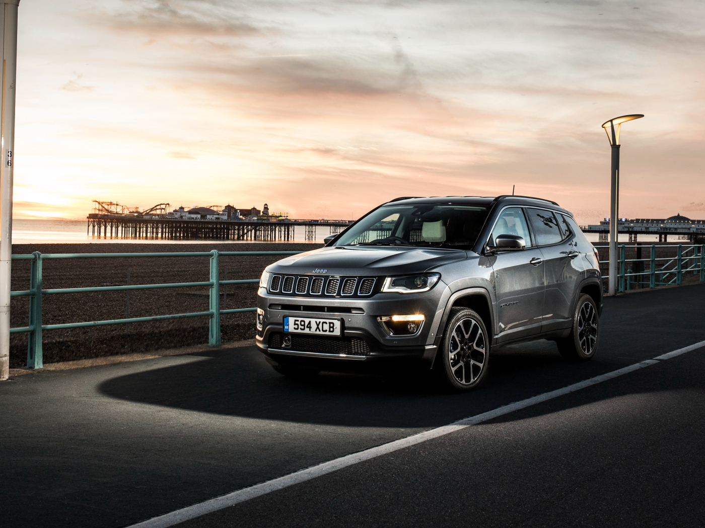 Серебристый внедорожник Jeep Compass Limited, 2018 на фоне горизонта