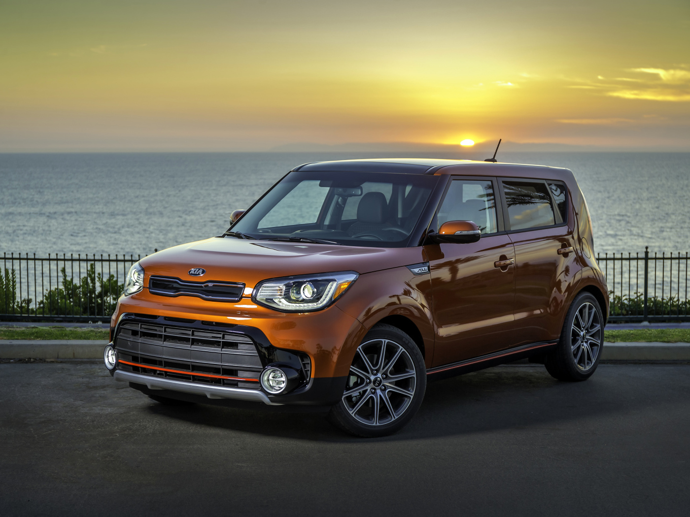 Оранжевый автомобиль KIA  Soul Turbo, 2017 