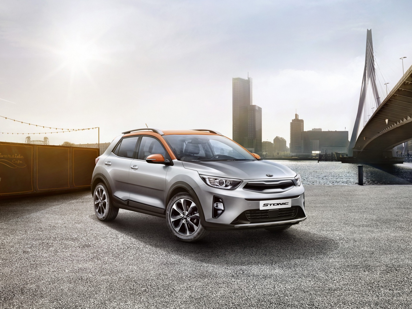 Серебристый кроссовер Kia Stonic, 2018  у воды