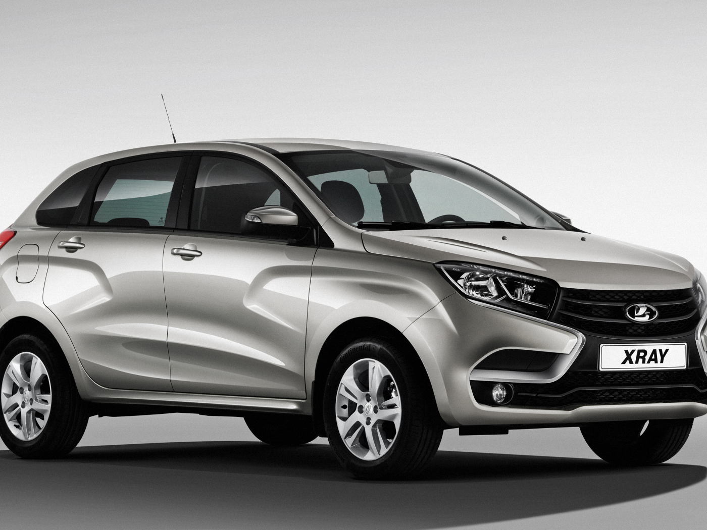 Серый российский автомобиль Лада XRAY