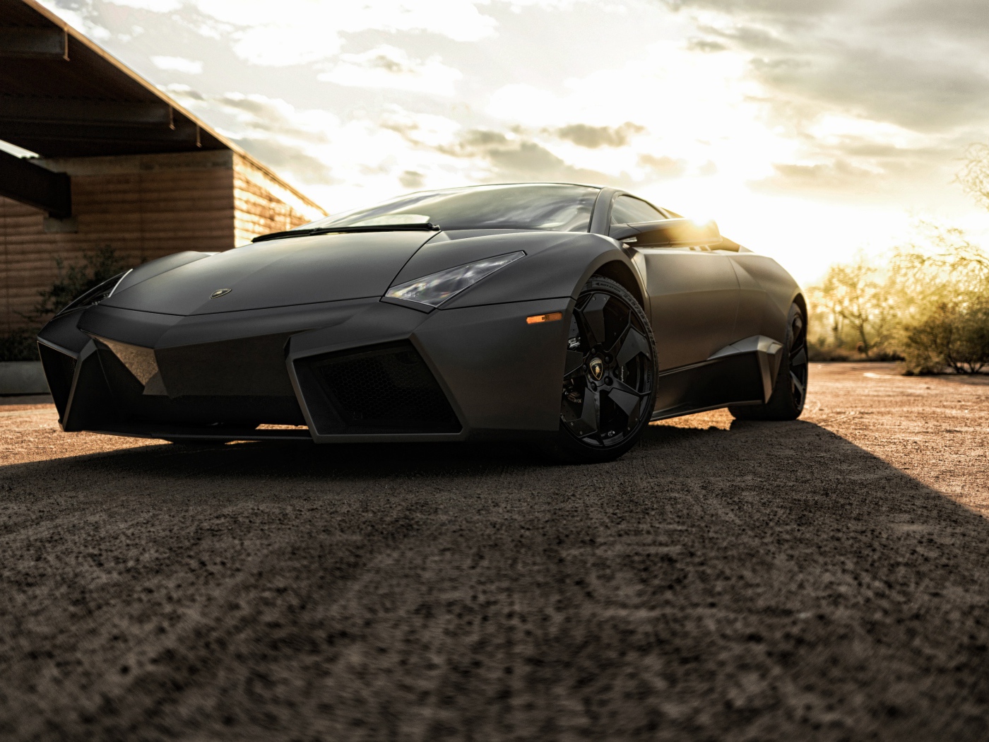 Черный быстрый автомобиль Lamborghini Reventon