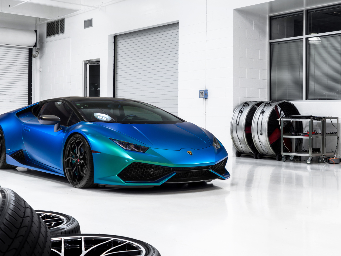 Синий автомобиль Lamborghini Huracan в гараже
