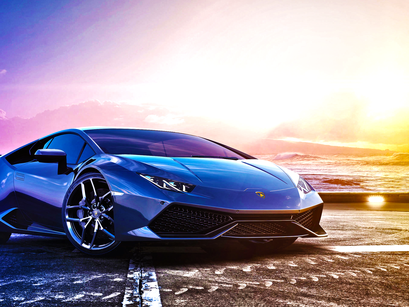 Синий спортивный автомобиль Lamborghini Huracan LP 610-4 на фоне океана 