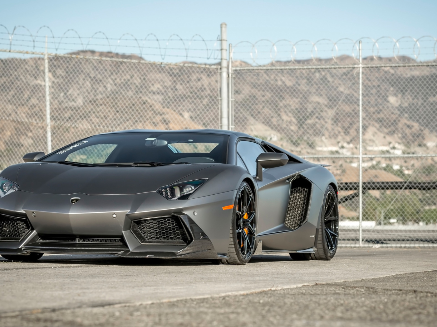 Автомобиль Lamborghini Aventador цвет серебристый металлик