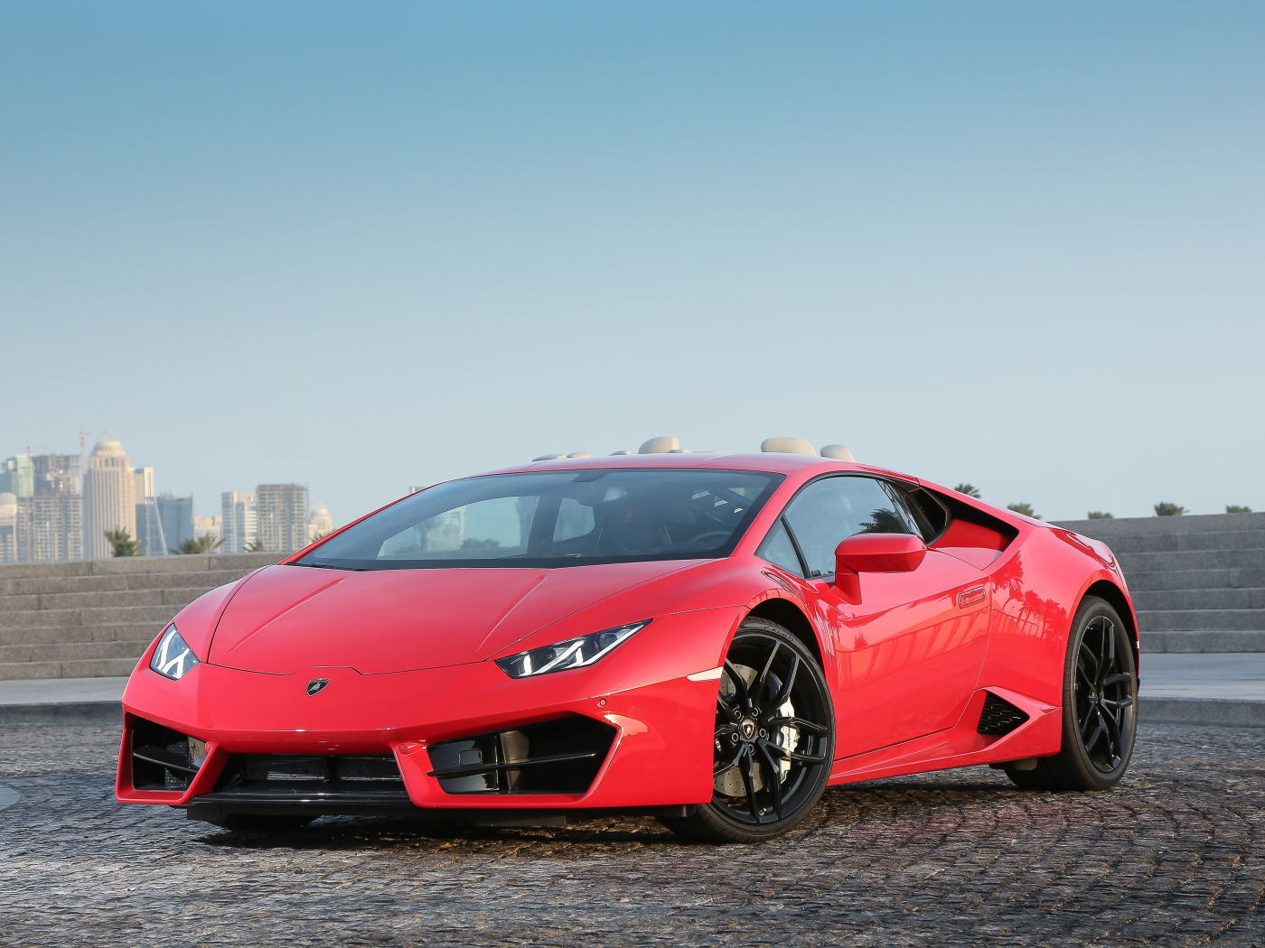 Красный спортивный автомобиль Lamborghini Huracan