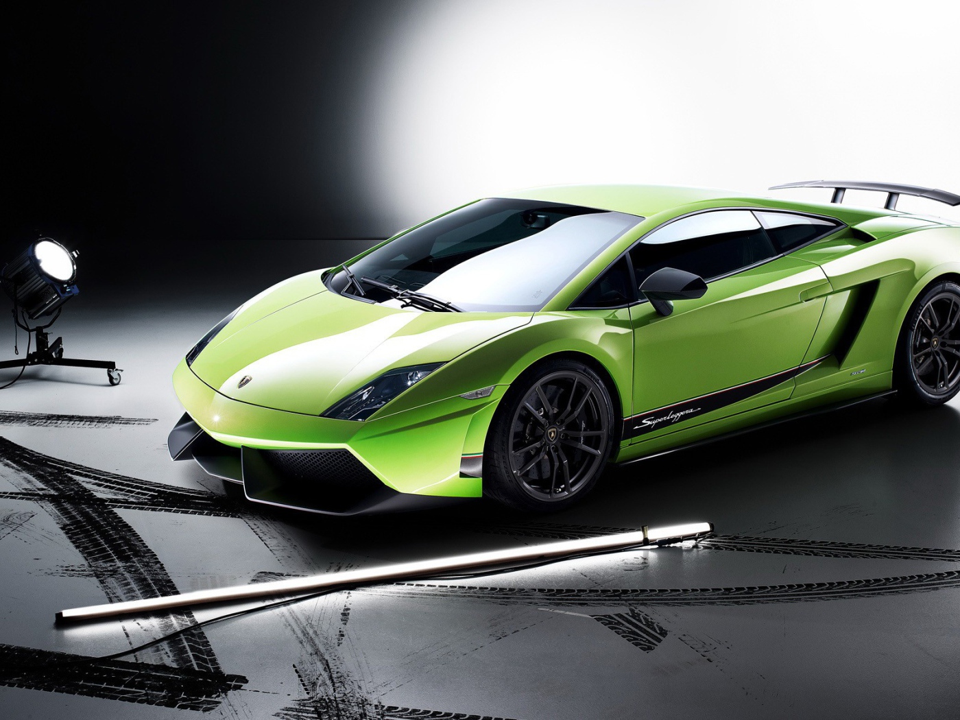 Спорткар Lamborghini Huracan салатового цвета в свете софитов 