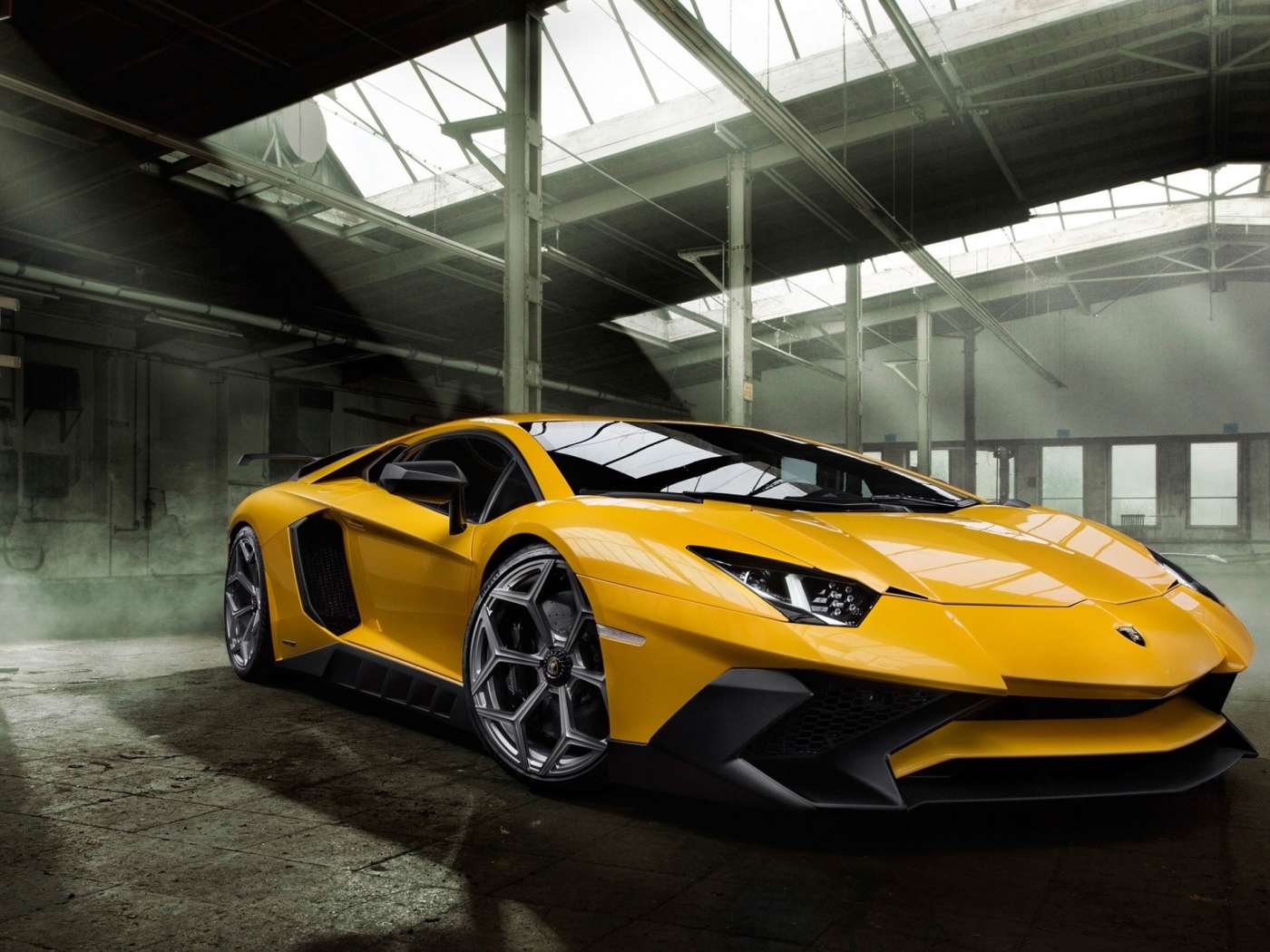 Желтый спортивный автомобиль Lamborghini Aventador 