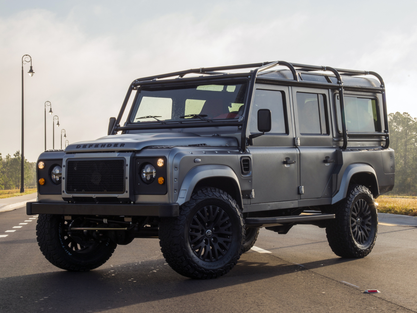 Серый автомобиль Land Rover East Coast Defender Urban Assault, 2017
