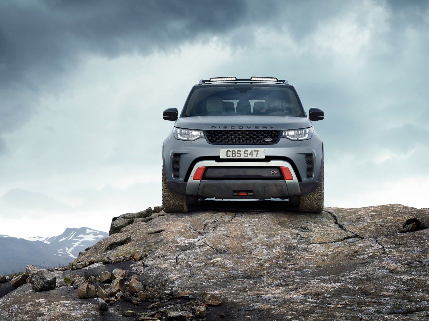 Внедорожник Land Rover Discovery, 2019 на фоне неба