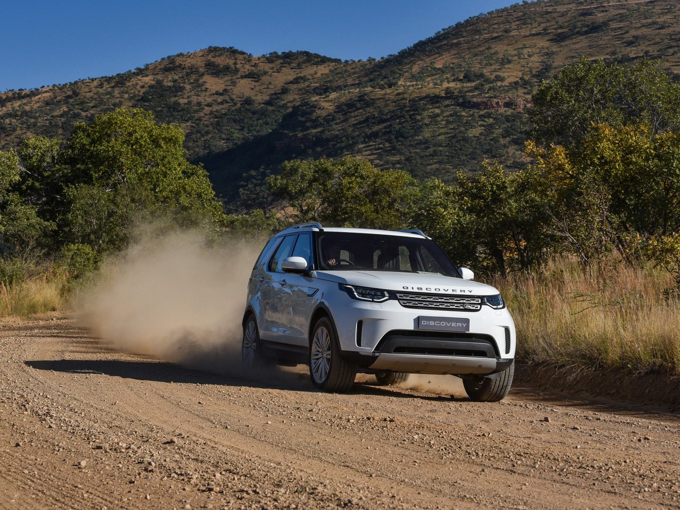 Белый внедорожник Land Rover  Discovery HSE Td6, 2017 на дороге