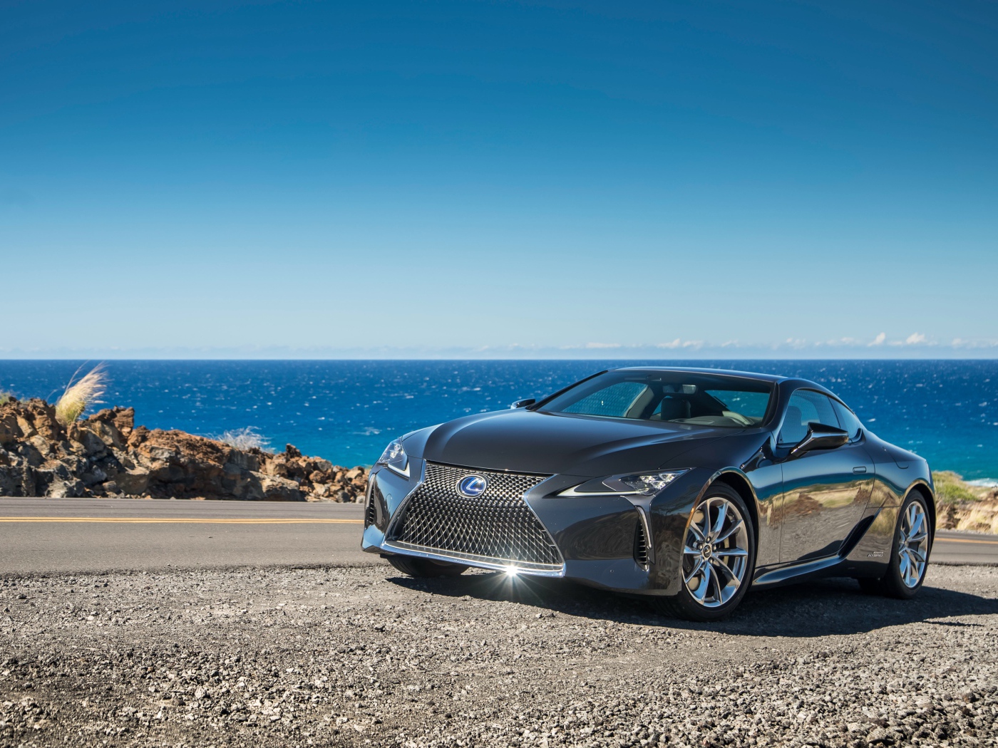 Блестящий серебристый Lexus LC 500 на фоне океана