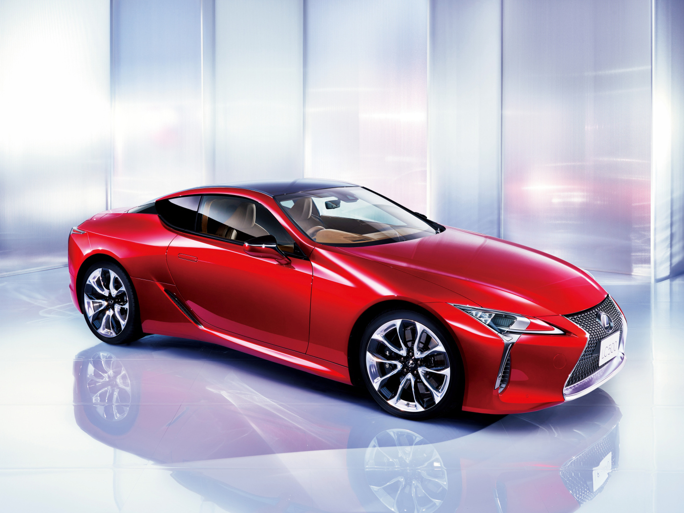 Презентация красного автомобиля  Lexus LC 500, 2018 