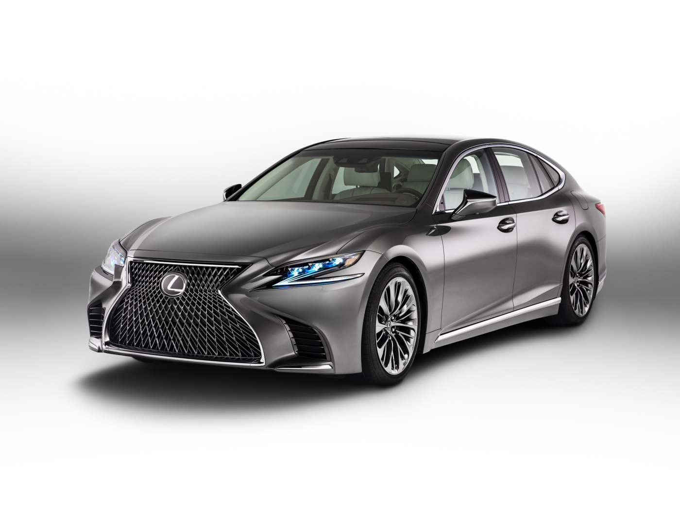 Серебристый автомобиль Lexus Unveils, 2018 на белом фоне