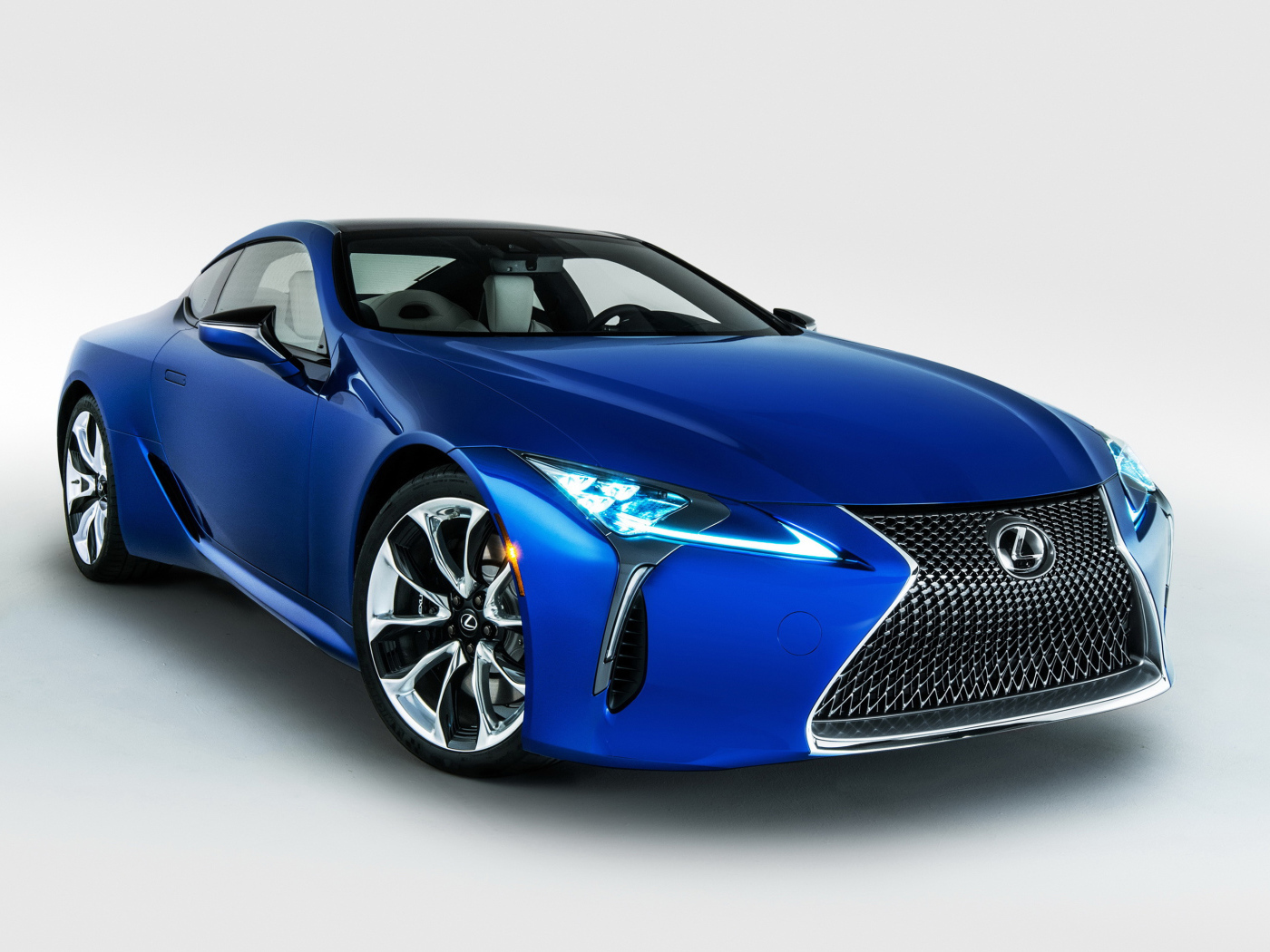 Спортивный синий автомобиль  Lexus LC 500, 2018