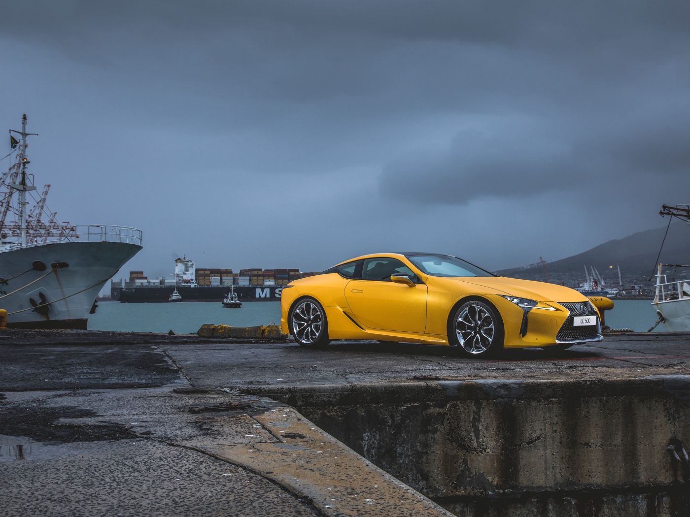 Желтый спортивный автомобиль Lexus LC 500 в порту