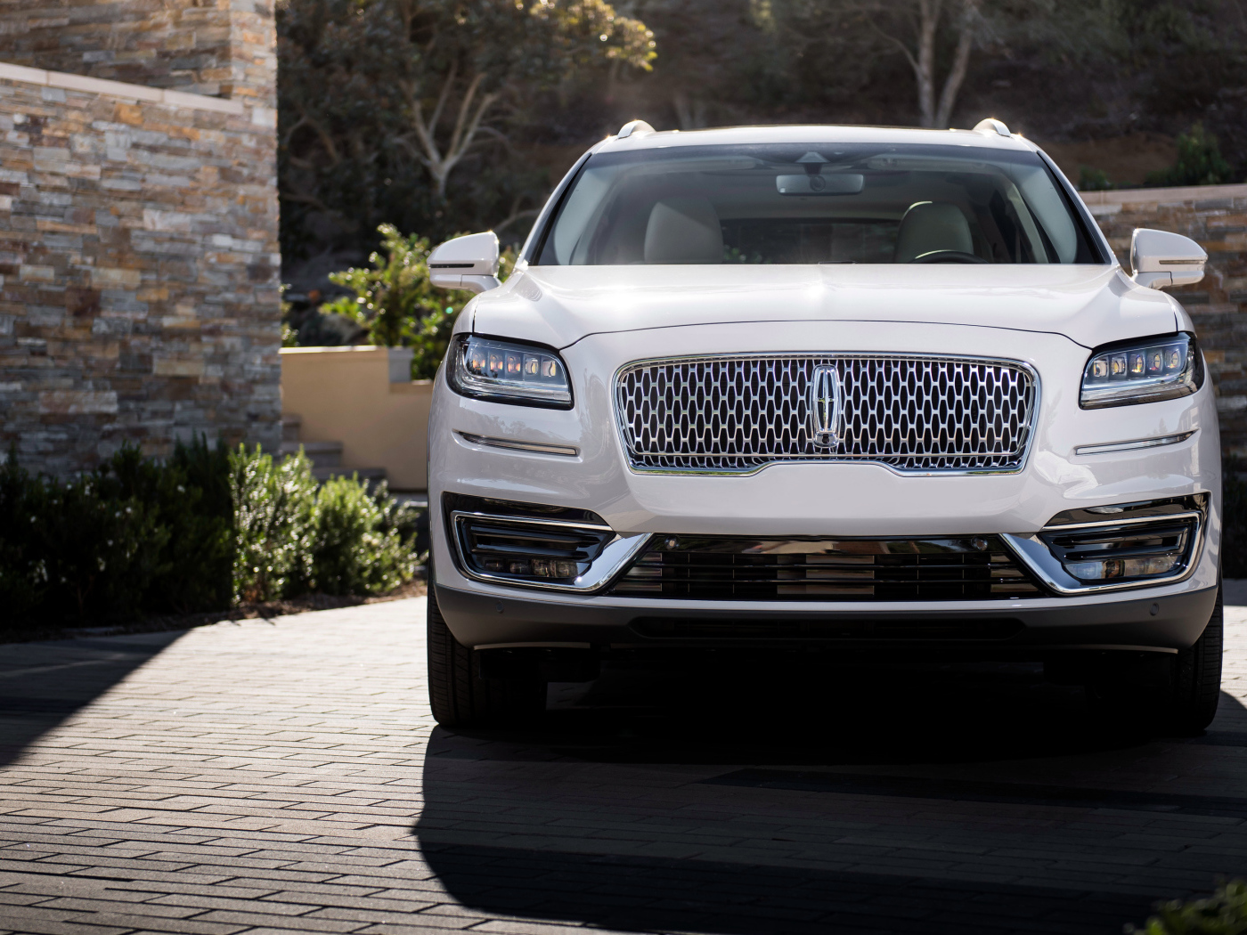 Белый автомобиль Lincoln Nautilus, 2019 вид спереди