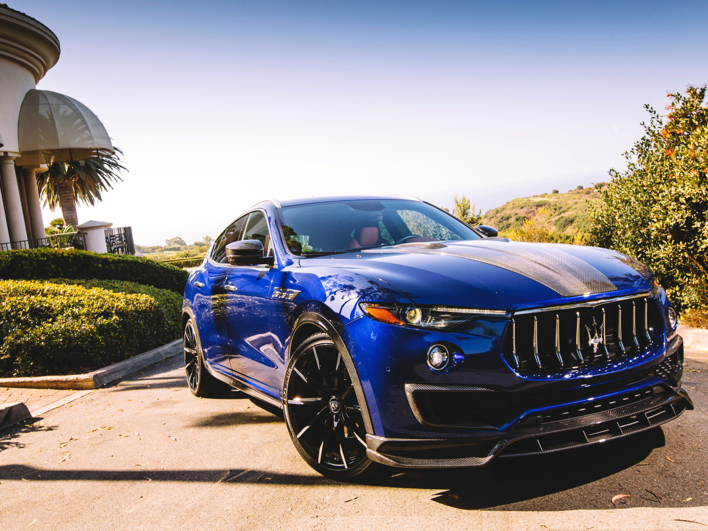 Красивый синий автомобиль Maserati Levante Shtorm, 2018