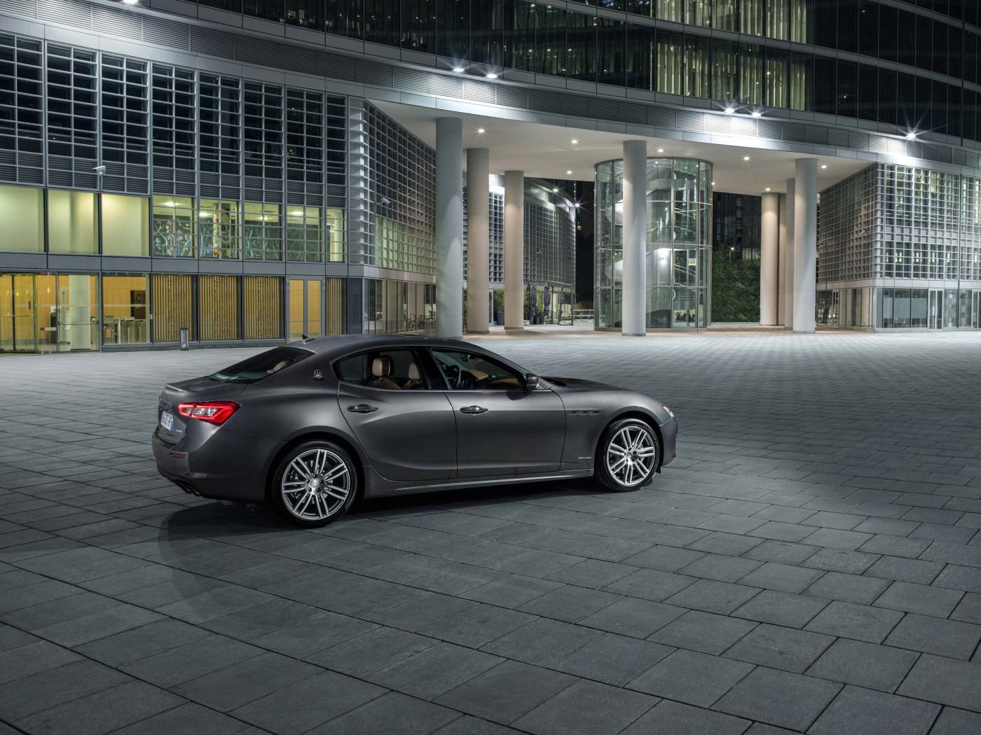 Серебристый автомобиль Maserati Ghibli S Gran Lusso, 2017