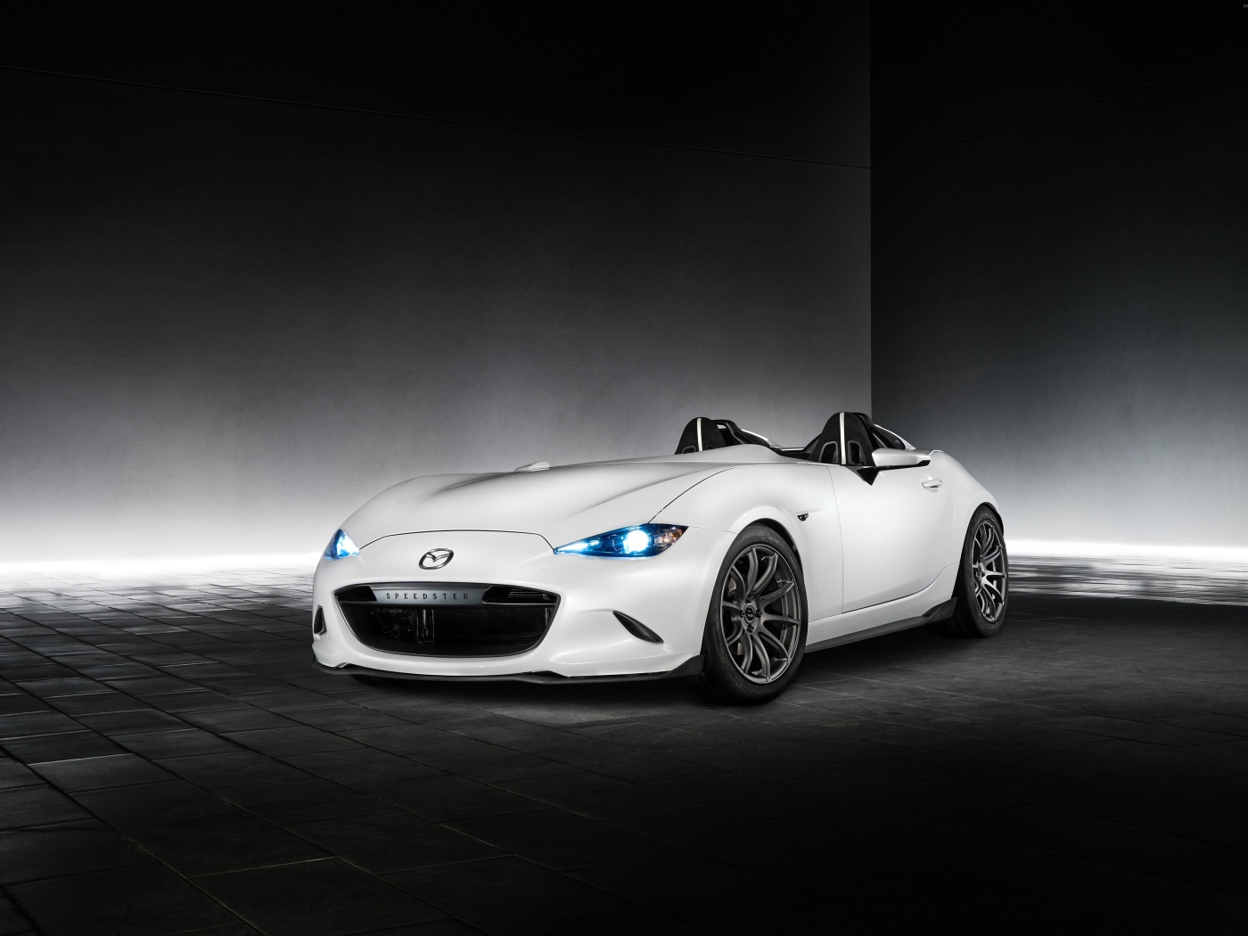 Стильный белый автомобиль Mazda MX-5 Speedster Evolution