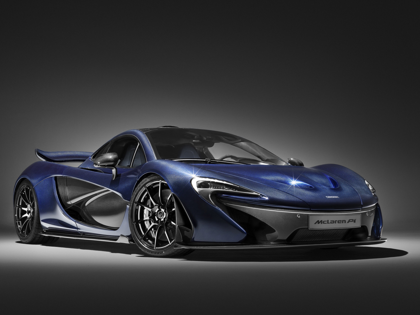 Синий спортивный автомобиль McLaren P1