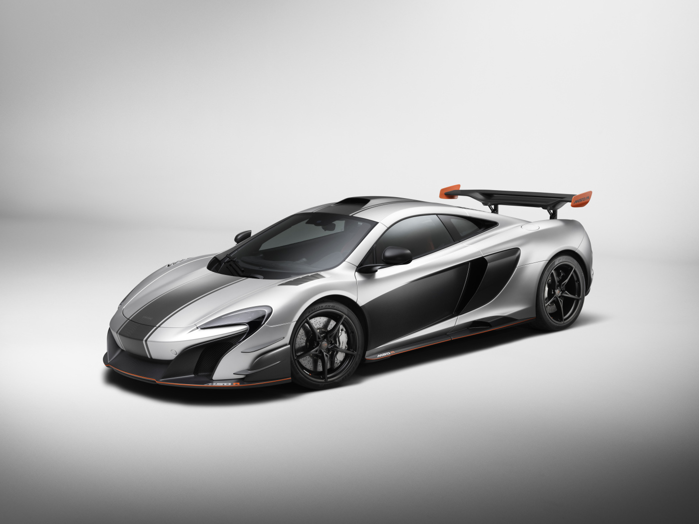 Серебристый автомобиль McLaren MSO R Coupe, 2017 на сером фоне