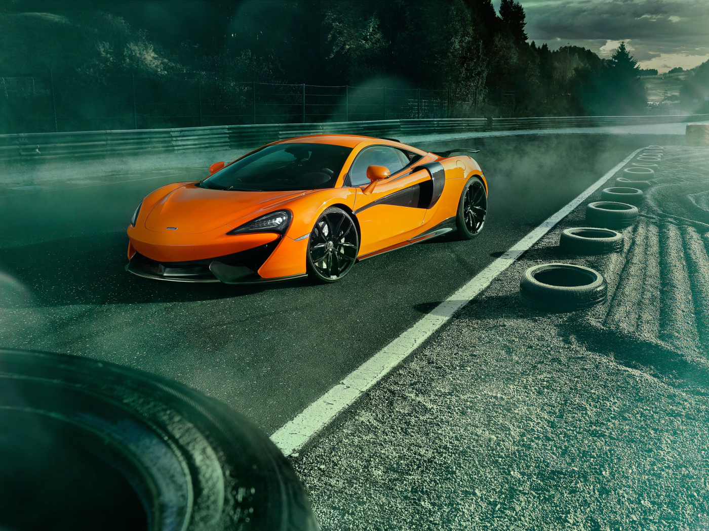 Спорткар McLaren 570S на гоночной трассе 