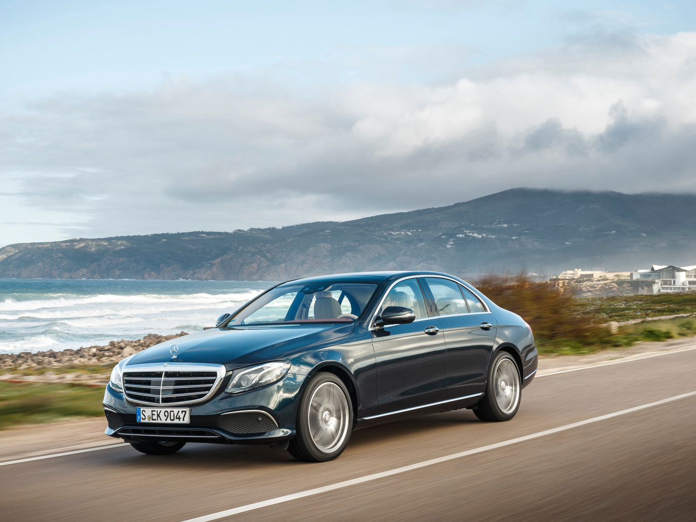 Черный автомобиль Mercedes-Benz E-Class на трассе 